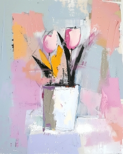Deux tulipes roses dans un vase blanc