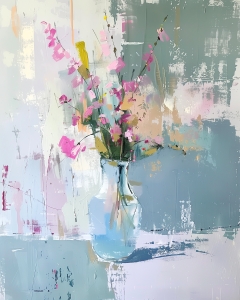 Flores Rosadas en un Florero de Vidrio Azul