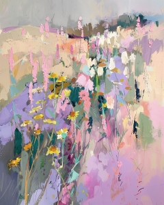 Flores silvestres en flor en una ladera