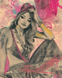 Femme avec Bandeau et Tenue à Motifs