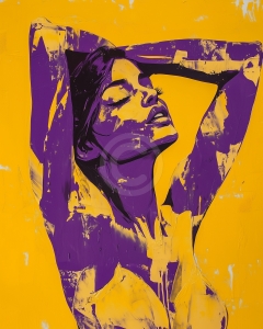 Mujer con los brazos levantados sobre fondo amarillo y violeta